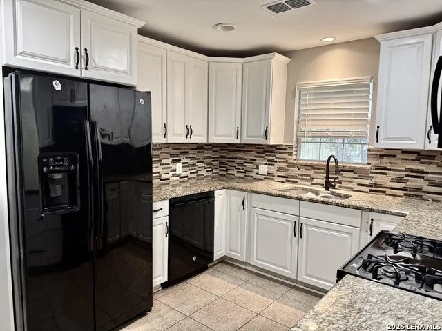 170 White Beeville, TX 78102