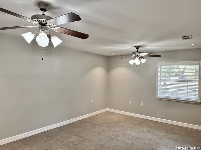 170 White Beeville, TX 78102