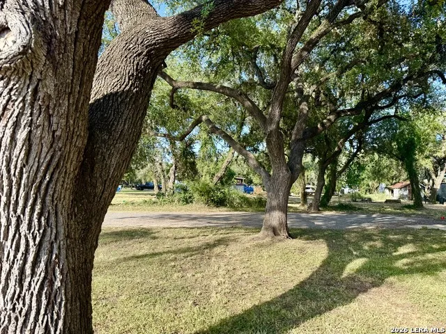 170 White Beeville, TX 78102