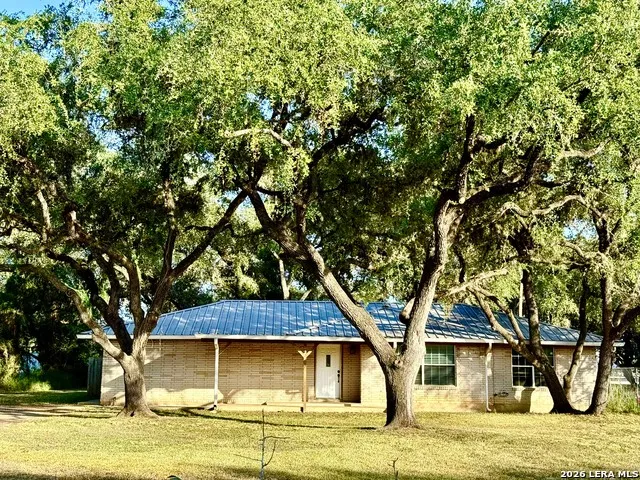 170 White Beeville, TX 78102