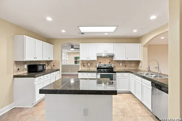 11623 Gulf Station Helotes, TX 78023