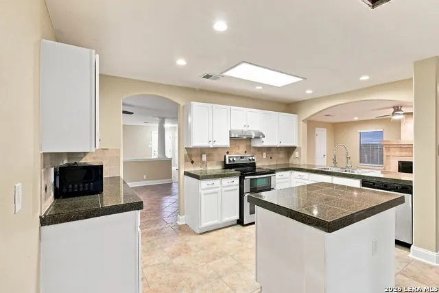 11623 Gulf Station Helotes, TX 78023