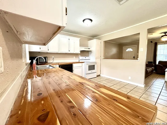 1015 E Randall Beeville, TX 78102