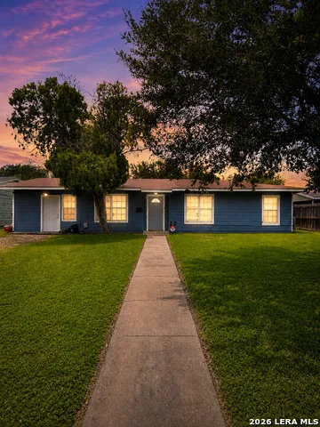 1015 E Randall Beeville, TX 78102