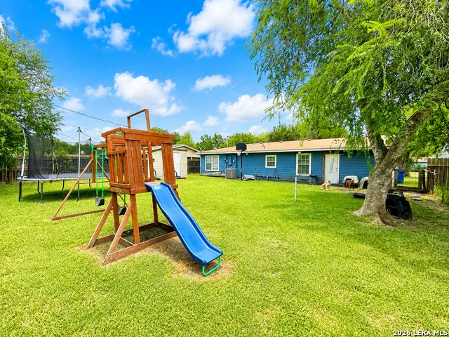 1015 E Randall Beeville, TX 78102