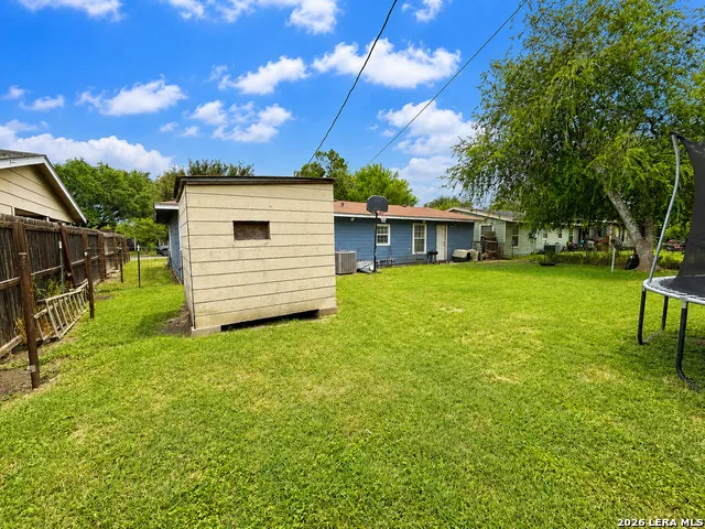 1015 E Randall Beeville, TX 78102