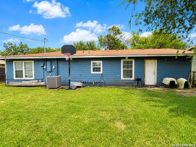 1015 E Randall Beeville, TX 78102