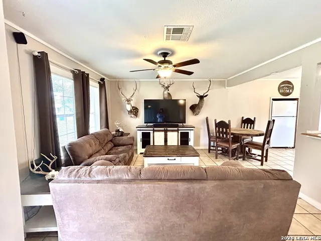 1015 E Randall Beeville, TX 78102