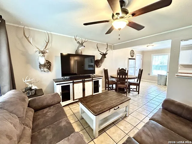 1015 E Randall Beeville, TX 78102