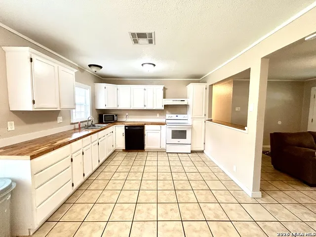 1015 E Randall Beeville, TX 78102