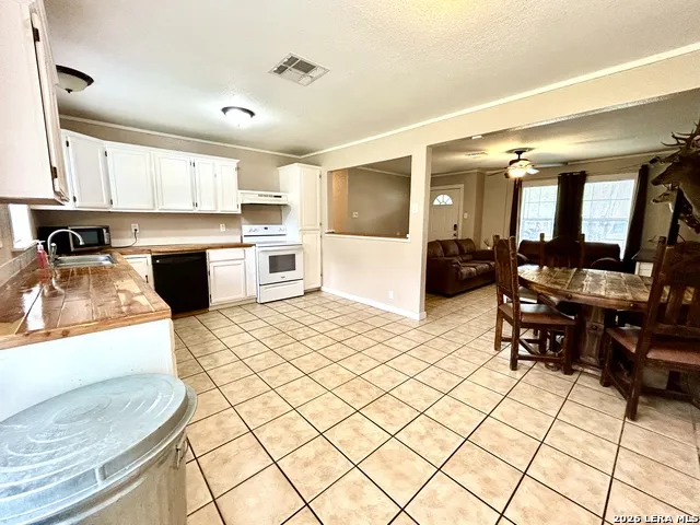1015 E Randall Beeville, TX 78102