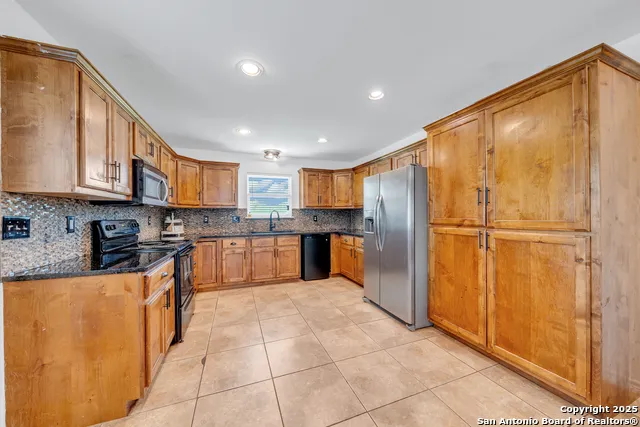 505 Olive St Jourdanton, TX 78026