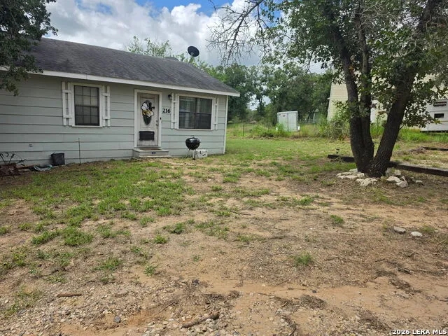 216 Creeks End Floresville, TX 78114