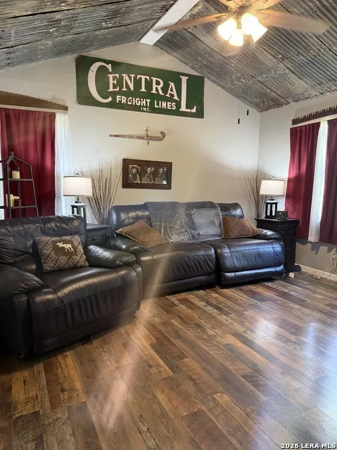216 Creeks End Floresville, TX 78114