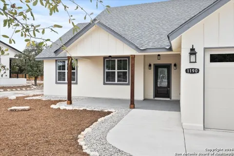 1190 Fernwood