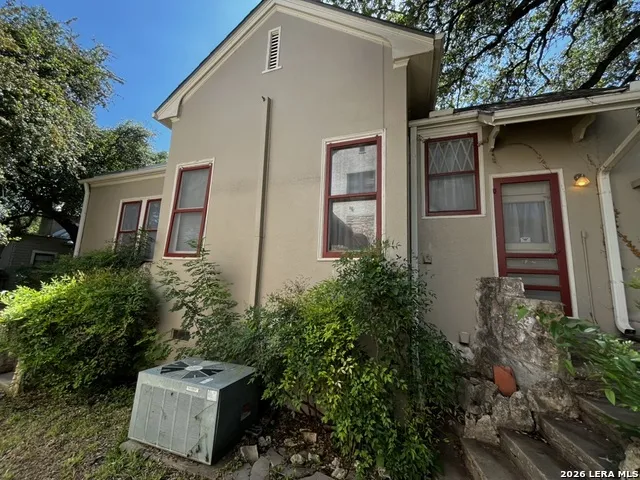 134 W AGARITA AVE San Antonio, TX 78212