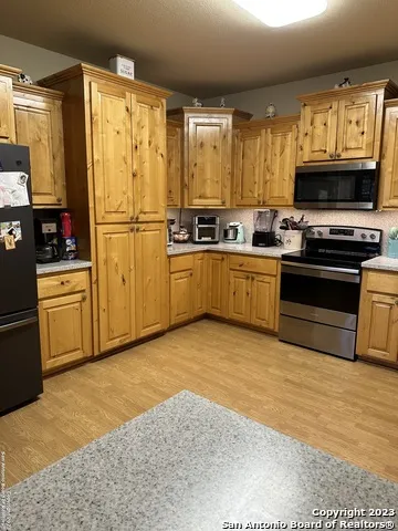 177 Knollwood Cir Bandera, TX 78003