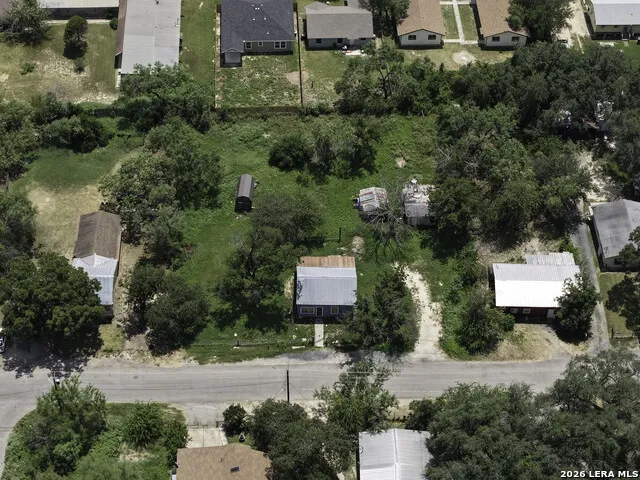 817 W Cargile Uvalde, TX 78801