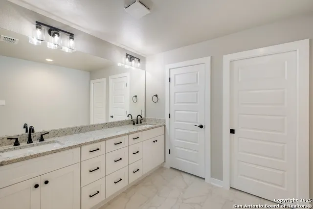 122 Hi View Lakehills, TX 78063
