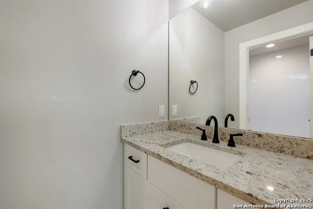 122 Hi View Lakehills, TX 78063
