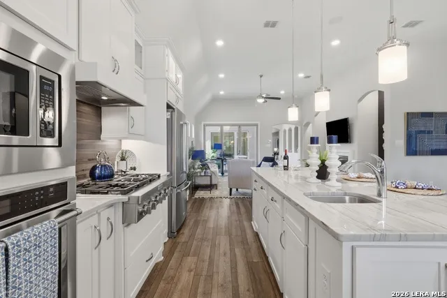 8647 GLASS GEM DR San Antonio, TX 78249