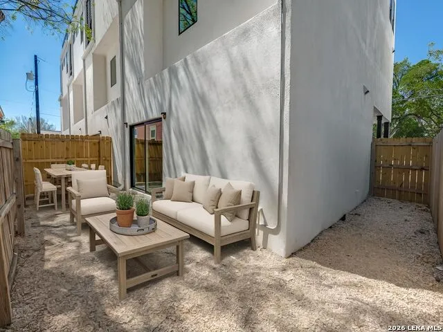 308 S Mesquite St #101 San Antonio, TX 78203