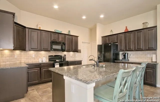 4315 Roundhay Park Converse, TX 78109