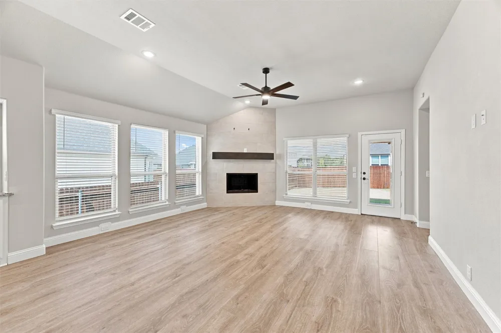 5225 Rowlan Row Midlothian, TX 76065