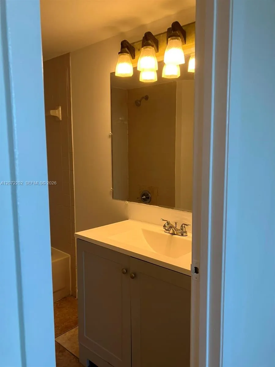 213 Lake Pointe Dr #112 Oakland Park, FL 33309