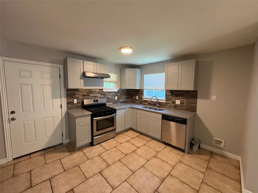 549 Neomi Avenue Dallas, TX 75217