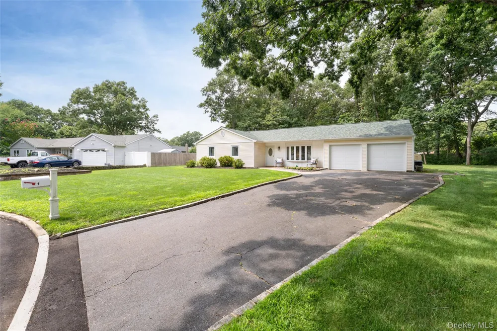 4 Shelley Court Middle Island, NY 11953