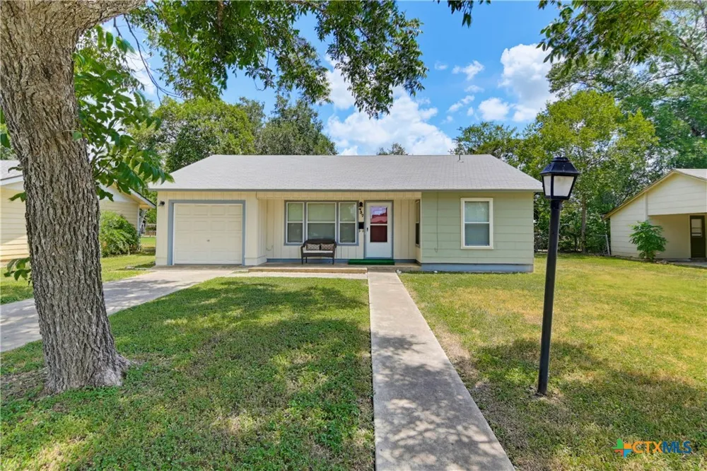 437 Wallace Street Seguin, TX 78155