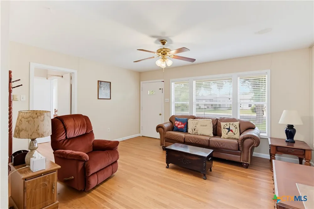 437 Wallace Street Seguin, TX 78155