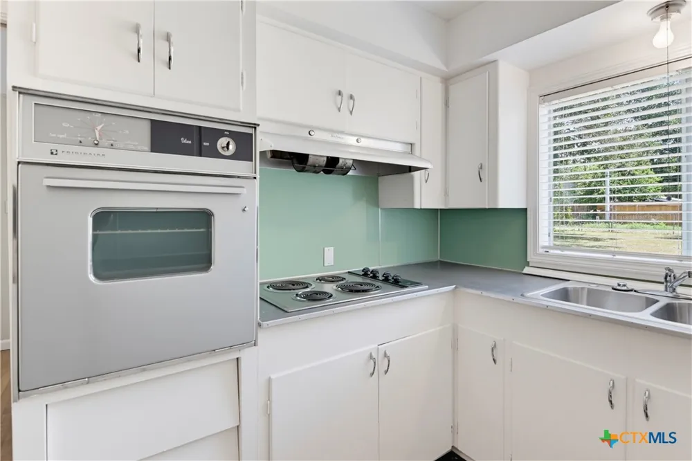 437 Wallace Street Seguin, TX 78155