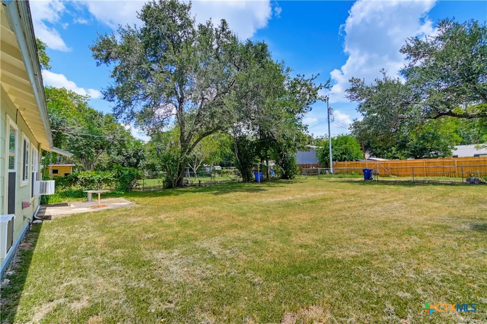 437 Wallace Street Seguin, TX 78155