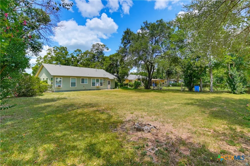 437 Wallace Street Seguin, TX 78155