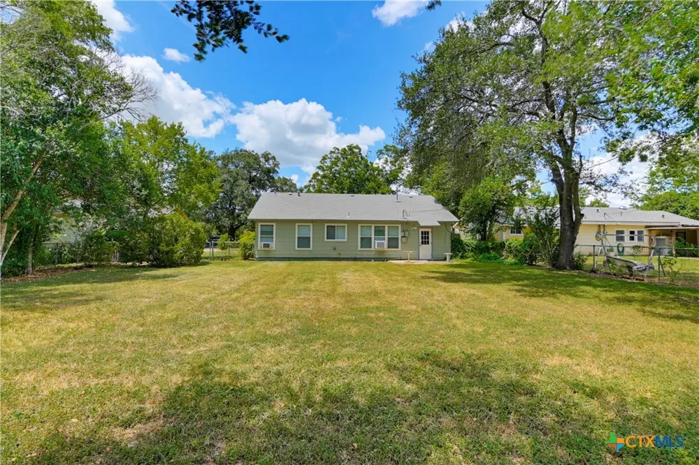437 Wallace Street Seguin, TX 78155