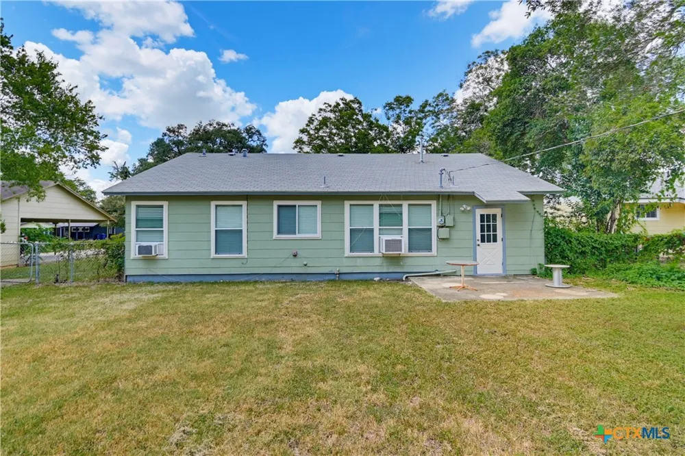 437 Wallace Street Seguin, TX 78155