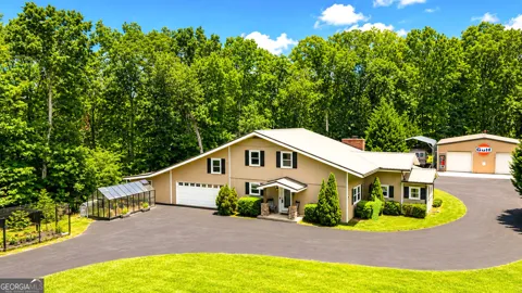 11 Edgewater CT