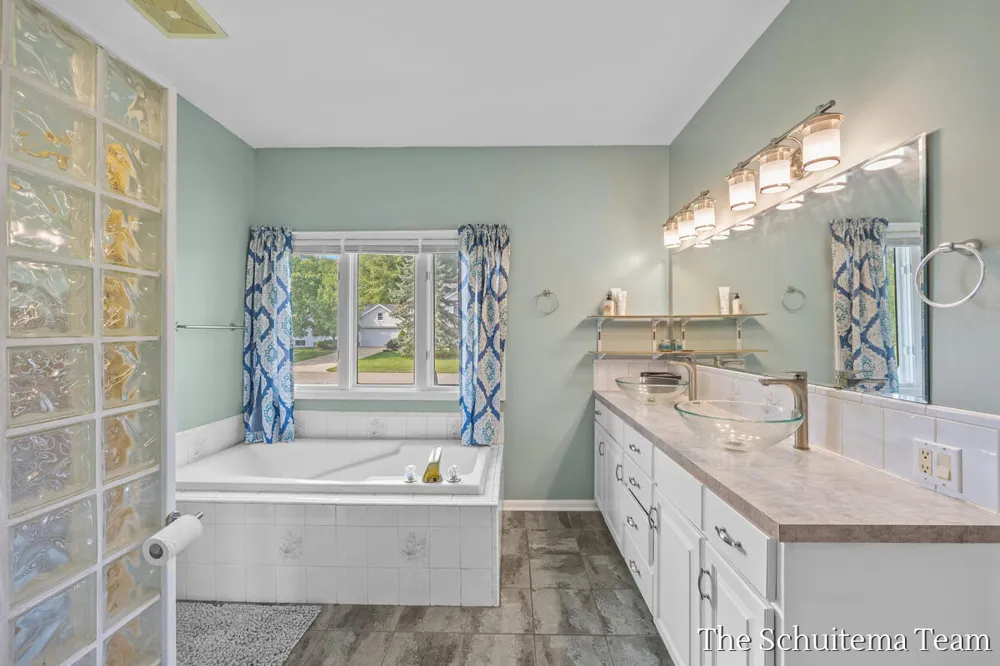 6219 Walton Heath Drive Hudsonville, MI 49426