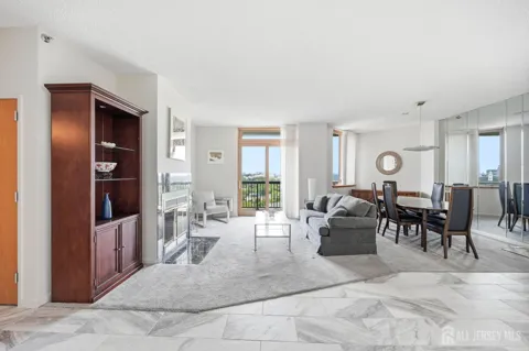 30 S ADELAIDE AVENUE #8J