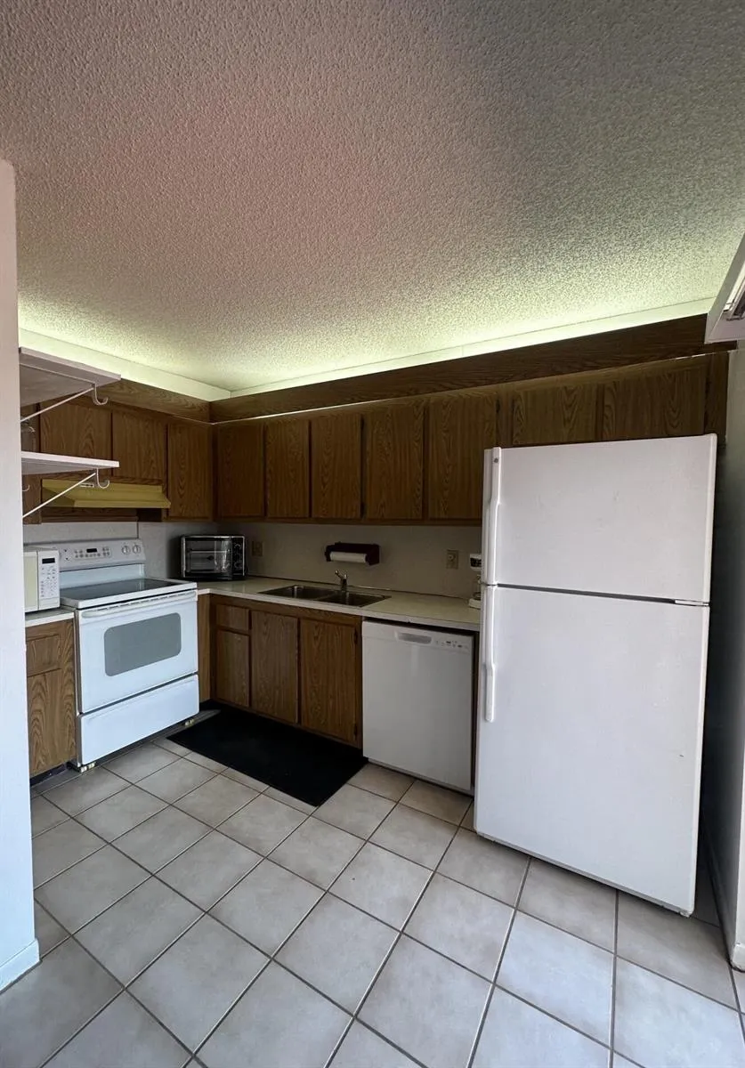 17 LAKE ARBOR DRIVE Palm Springs, FL 33461