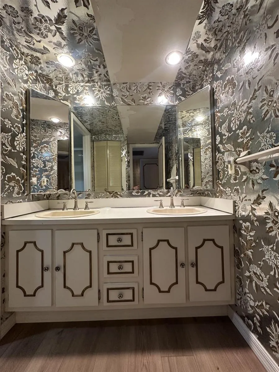 17 LAKE ARBOR DRIVE Palm Springs, FL 33461
