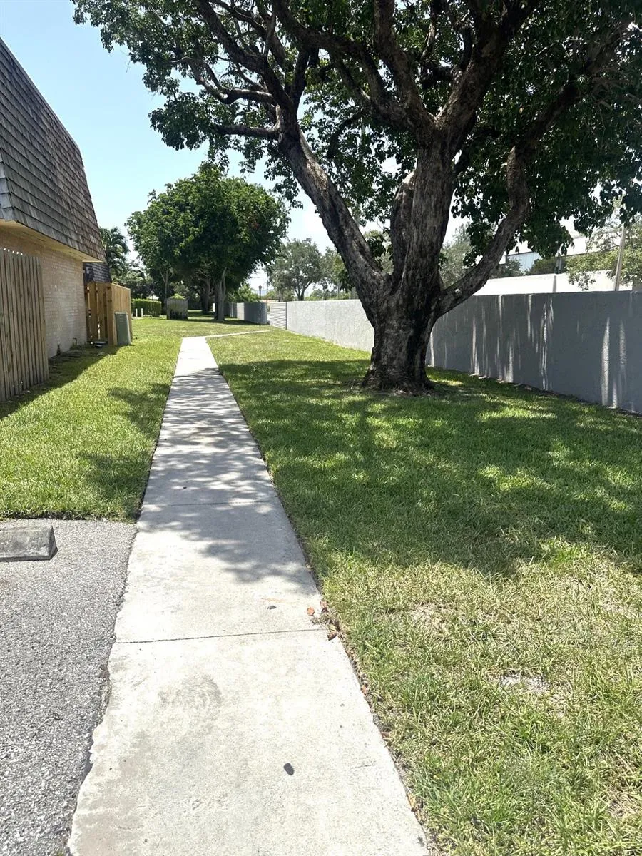 17 LAKE ARBOR DRIVE Palm Springs, FL 33461