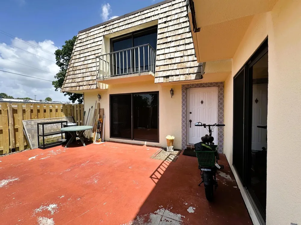 17 LAKE ARBOR DRIVE Palm Springs, FL 33461