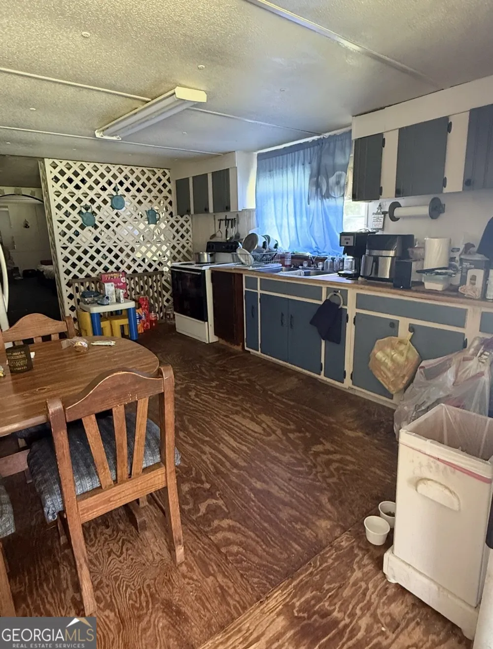 233 207 Baughs Cross RD West Point, GA 31833