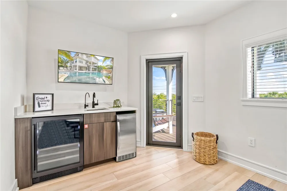 171 MCKINLEY DRIVE Sarasota, FL 34236