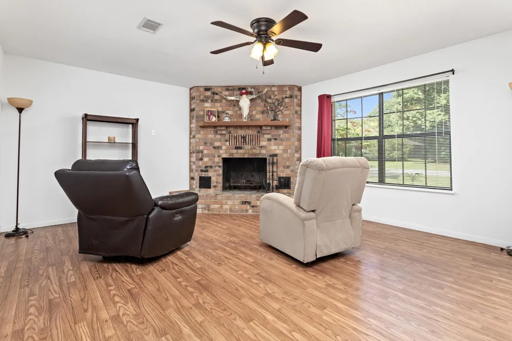 806 E Wildwood Drive Village Mills, TX 77663