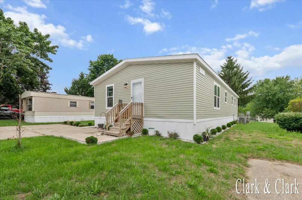 1760 Veronica Street SE Lowell City, MI 49331