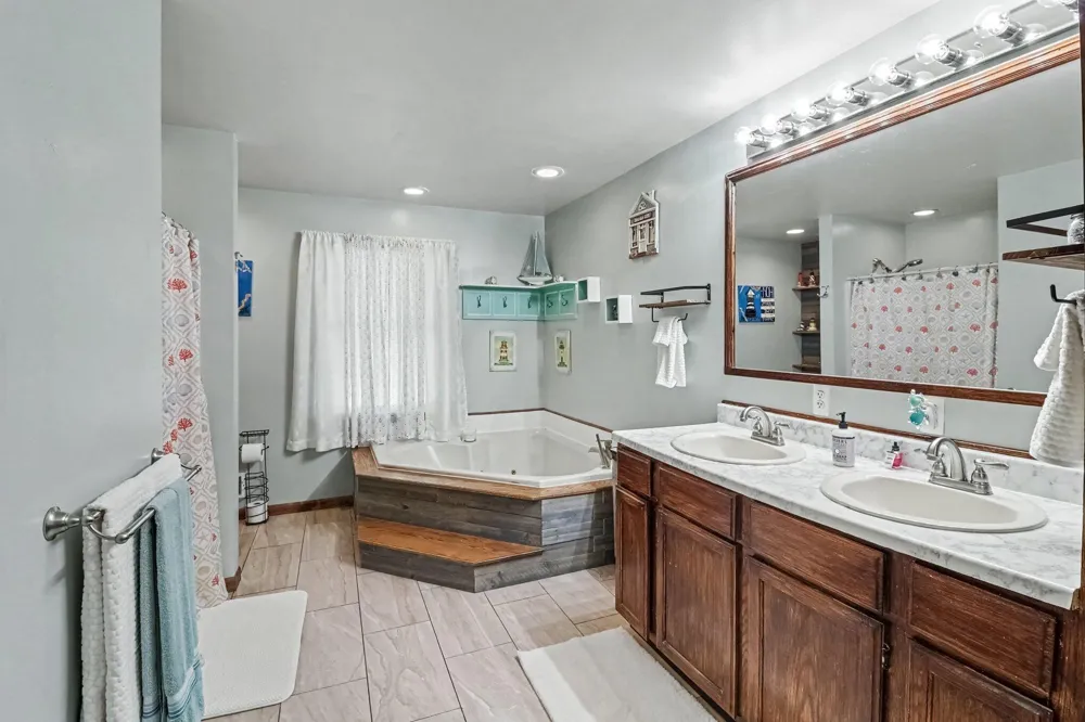 11991 Portage Lake Avenue Pinckney, MI 48169
